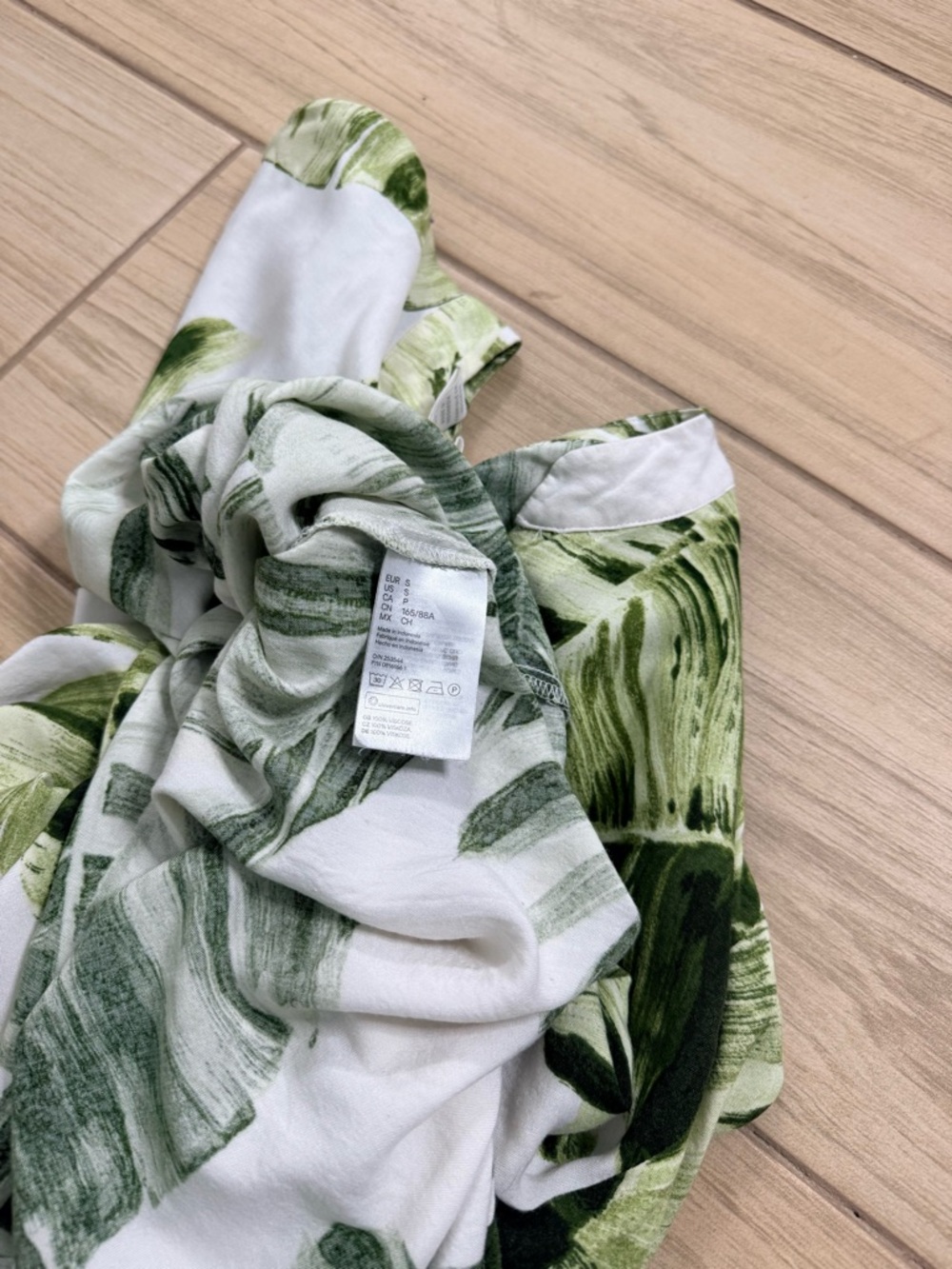 H&M Tropical Palm Leaf Shirt Dress Small Green White V Neck Shift Mini - Picture 3 of 4